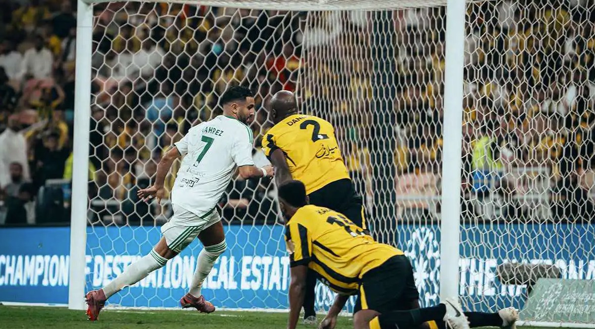 من مباراة سابقة بين الاتحاد والأهلي. (وكالات)