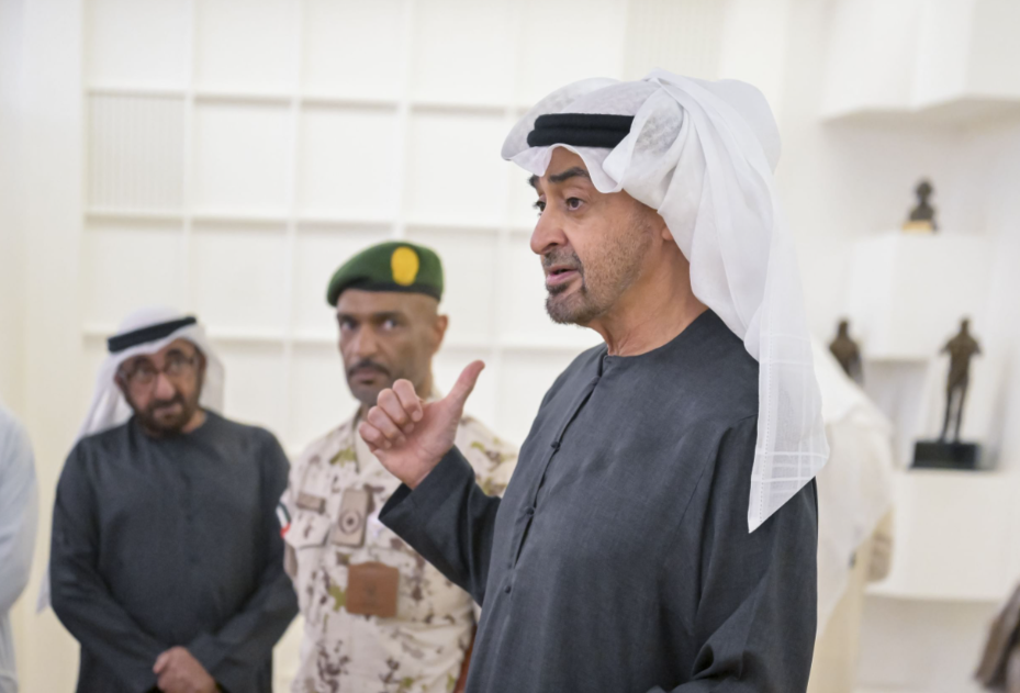 رئيس الإمارات يزور وزارة الدفاع (وام).