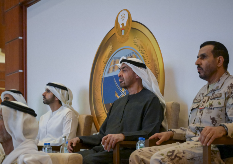رئيس الإمارات يزور وزارة الدفاع (وام).