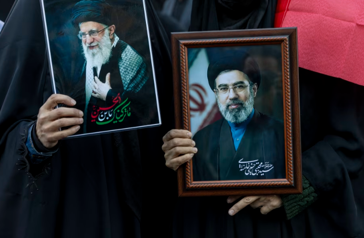 خامنئي ونجله مجتبى 