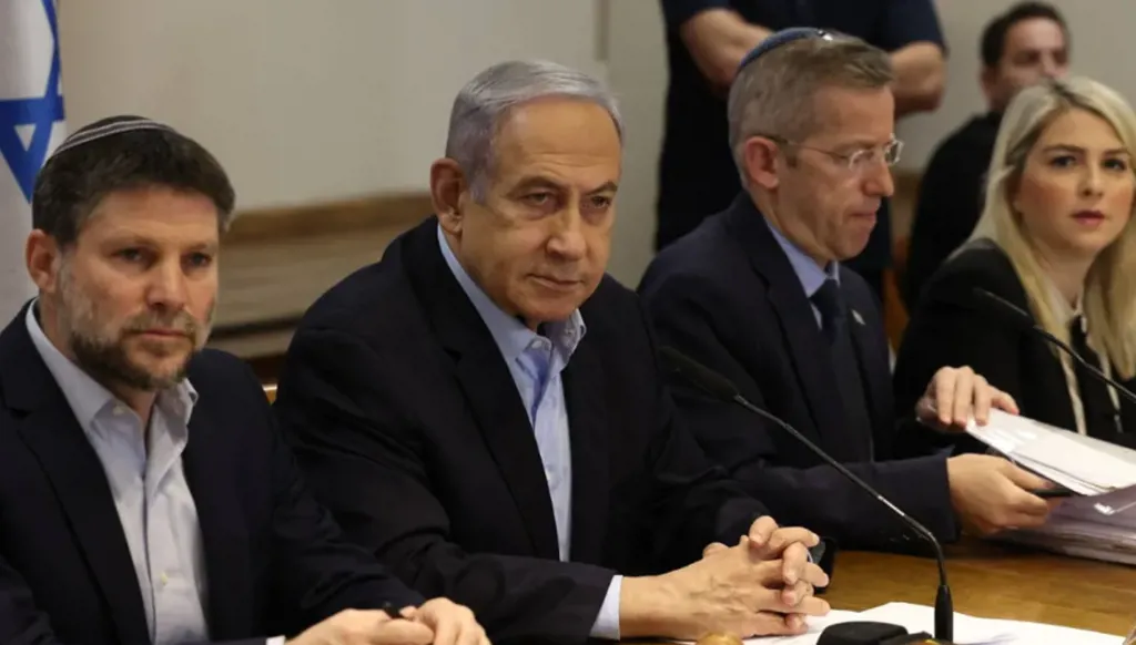 جلسة طارئة للحكومة الإسرائيلية: الوزراء يصلون فرادى إلى مواقع سرية