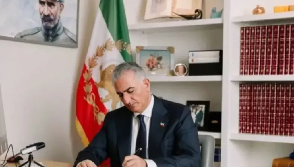 رضا بهلوي يدعو إلى عدم النزول إلى الشوارع: عاشت إيران