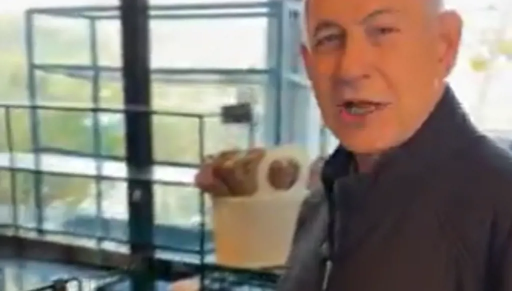 نتنياهو يرد على شائعات وفاته بفيديو من مقهى: هل تريدون عدّ أصابعي؟