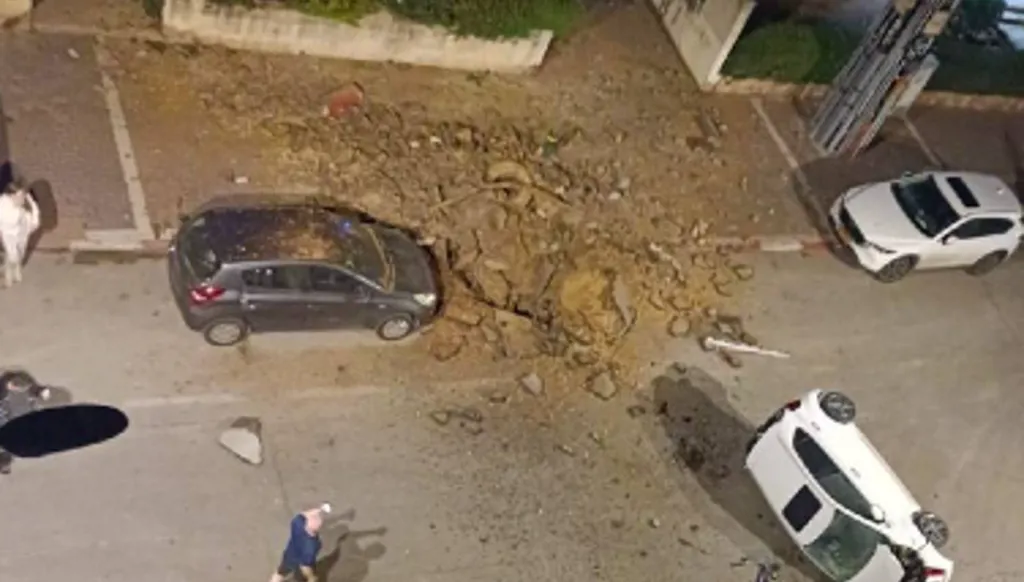 بالفيديو... قتيلان ودمار واسع إثر هجوم إيراني على وسط إسرائيل