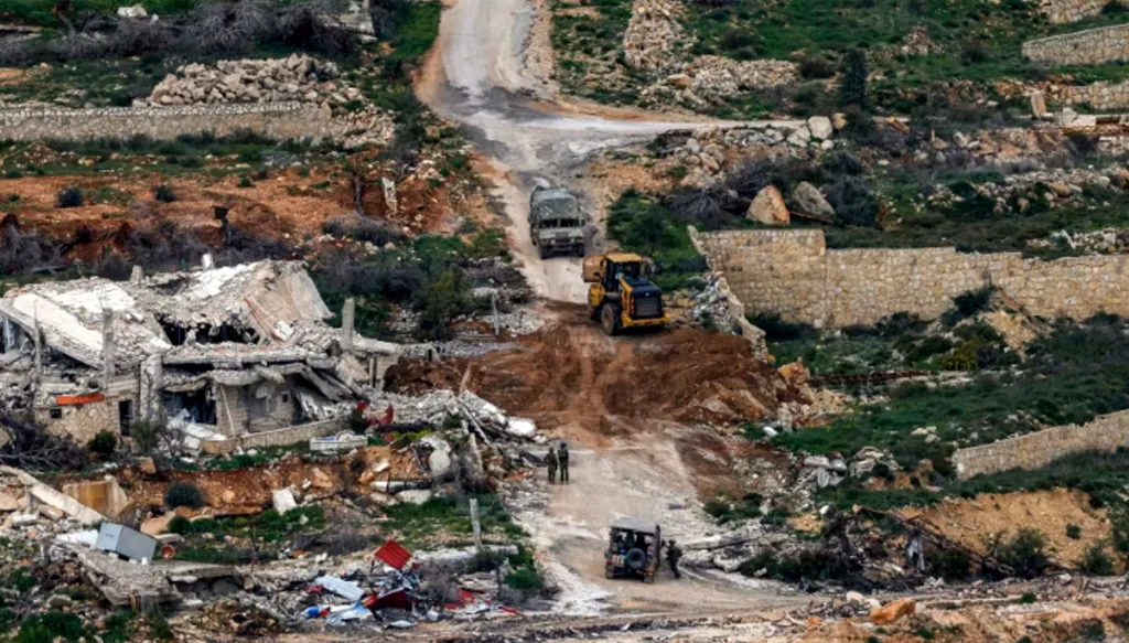 إسرائيل تخطط لحملة عسكرية طويلة ضد حزب الله وتكثّف عملياتها في جنوب لبنان