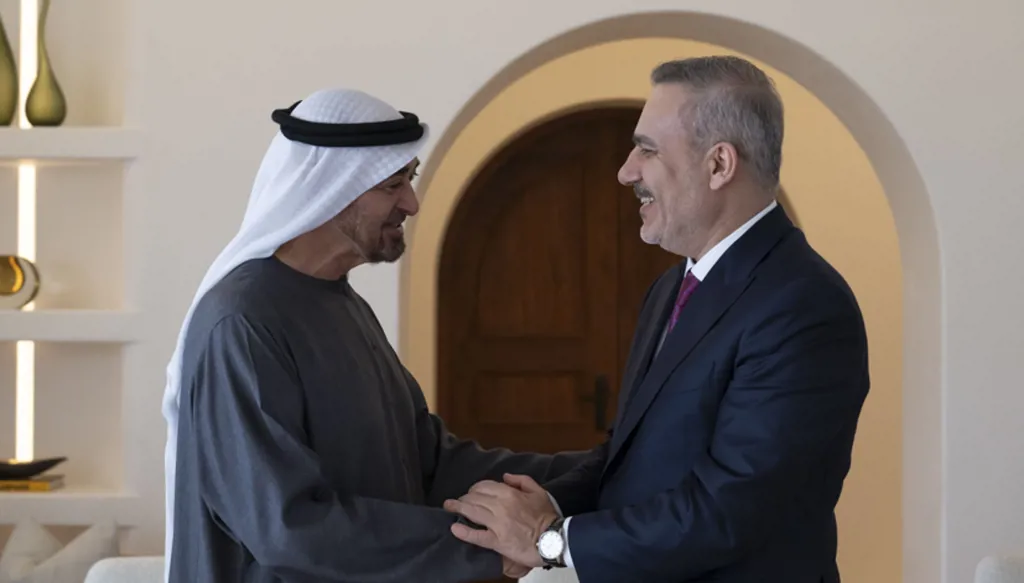 محمد بن زايد ووزير خارجية تركيا يبحثان أمن المنطقة وتداعيات التصعيد