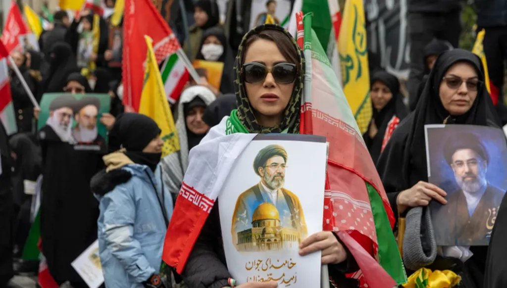 كيف تملأ إيران غياب مجتبى خامنئي بالصوت والصورة؟