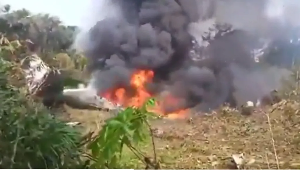 بالفيديو- نحو 80 قتيلا في تحطم طائرة عسكرية كولومبية