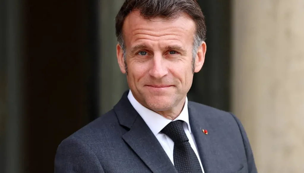 ماكرون بعد اتصال بعون: دعم فرنسي كامل للبنان… وآليات مدرعة للجيش قريباً