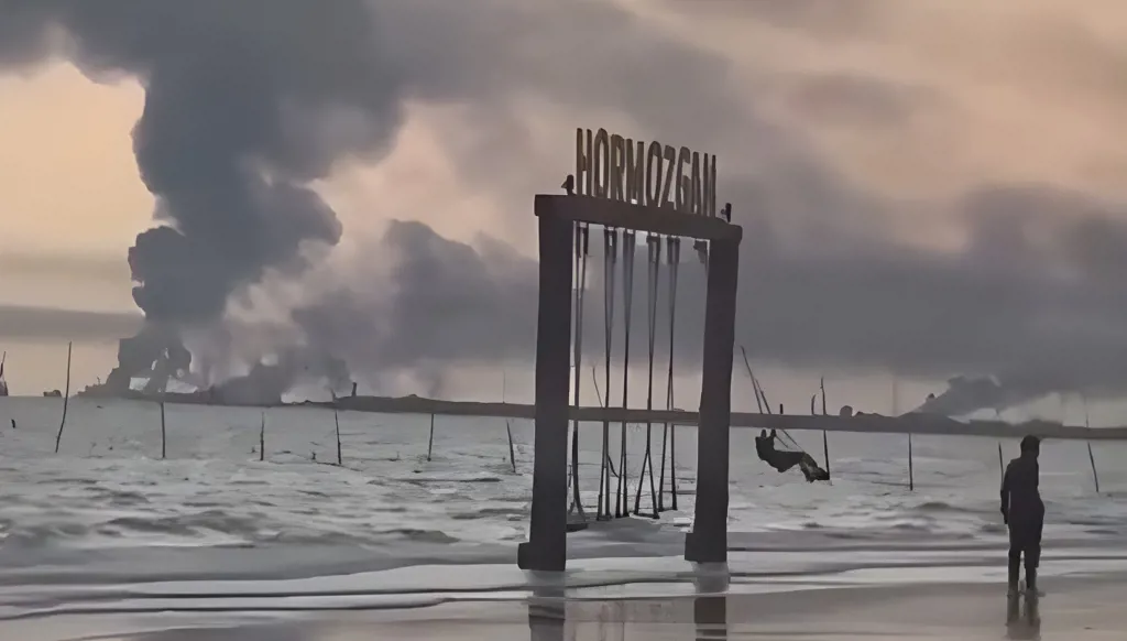 مضيق هرمز في مشهد يهزّ السّوشيل ميديا... بين أرجوحة الطّفولة ودخان الضّربات (فيديو)