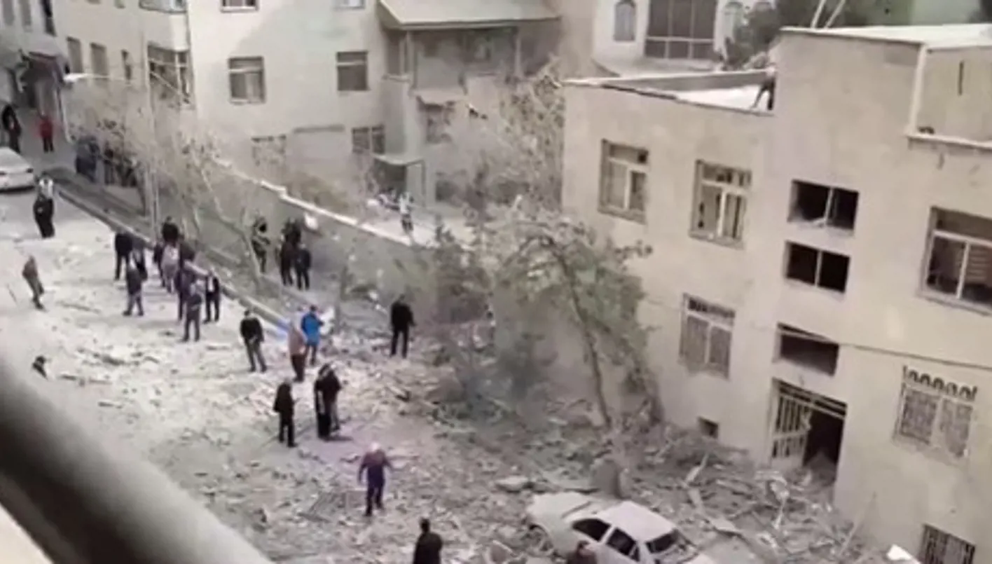 التلفزيون العربي يعلن تضرّر مكتبه في طهران جراء "صاروخ إسرائيلي" (فيديو)