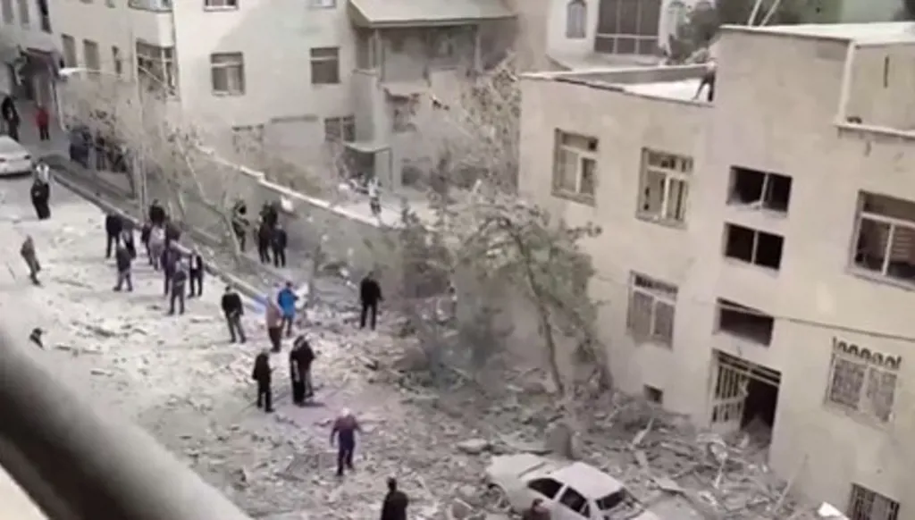 التلفزيون العربي يعلن تضرّر مكتبه في طهران جراء "صاروخ إسرائيلي" (فيديو)