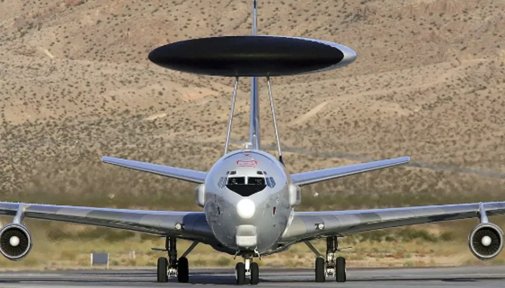 بلومبرغ: أول خسارة قتالية لطائرة الإنذار المبكر الأميركية E-3 بضربة صاروخية إيرانية