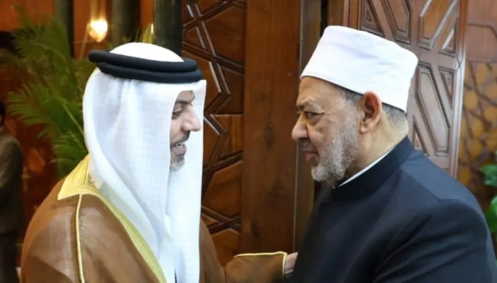 سفير الإمارات لدى مصر يلتقي شيخ الأزهر لبحث تعزيز التعاون