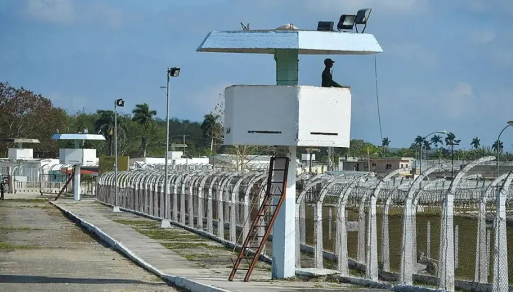 ما علاقة أزمة الوقود بقرار كوبا الإفراج عن آلاف السجناء؟