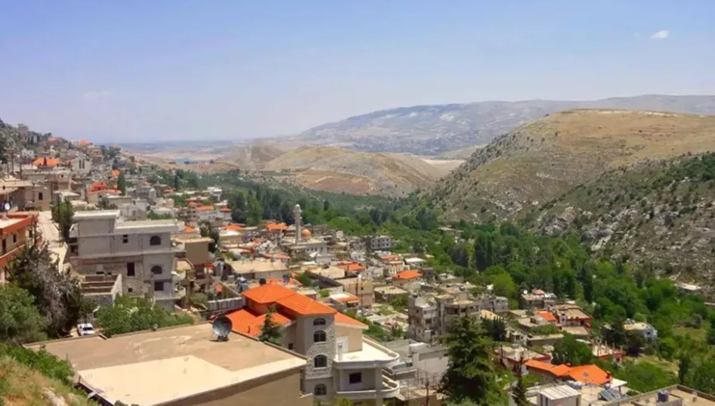 غارات على سحمر وتحذيرات للمواطنين والصحافيين من التوجه إلى الجسر لاحتمال استهدافه مجدداً