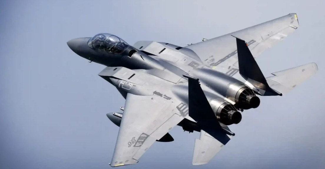 مقاتلة من طراز F-15.
