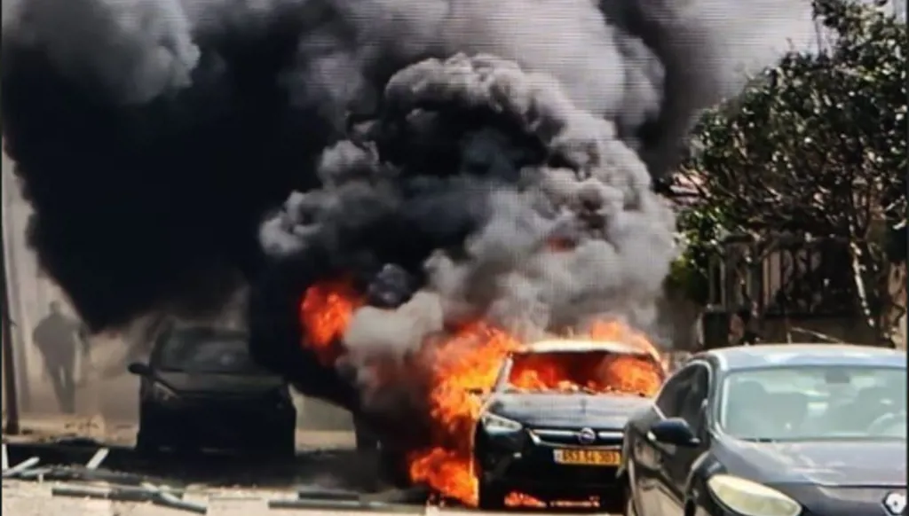 40 صاروخا من لبنان… إصابة مبنى تسوق شمال إسرائيل