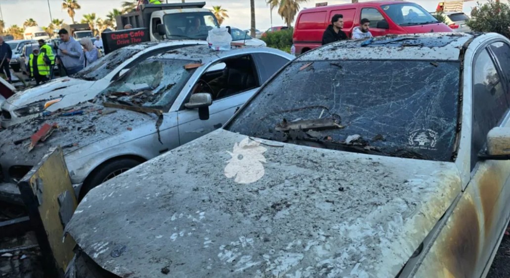 أثار غارة إسرائيلية على صيدا (أحمد منتش).