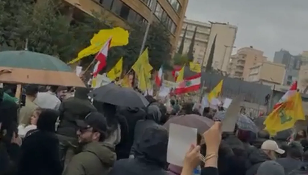 احتجاجات لمناصري حزب الله وأمل في بيروت ضد رئيس الحكومة اللبنانية