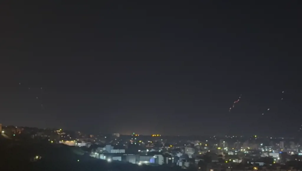 إطلاق نار و"آر بي جي" مع بدء وقف النار في لبنان… هلع واسع وأضرار في الممتلكات "يا عيب الشوم"