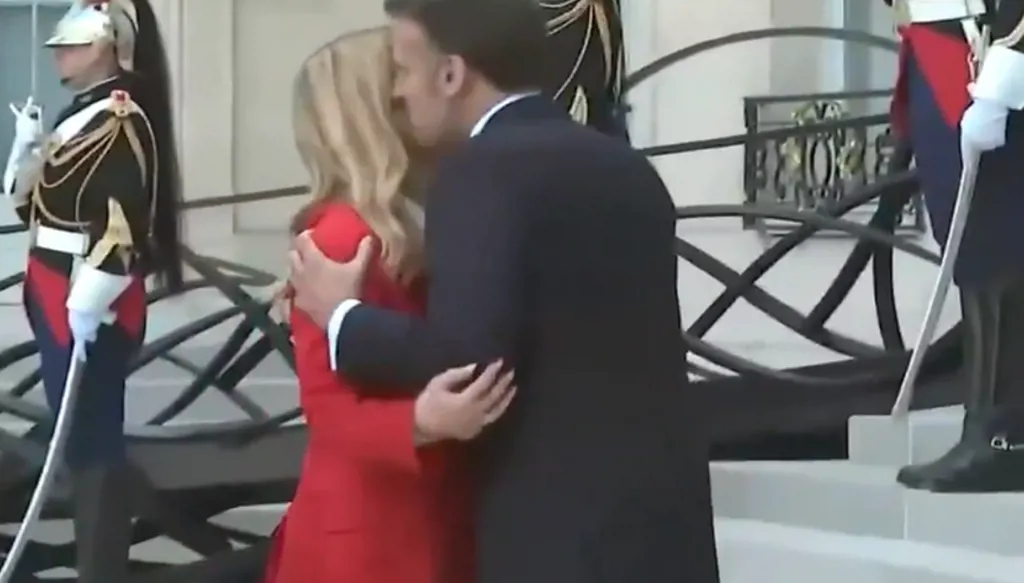 بالفيديو- عناق ماكرون وميلوني يخطف الأضواء... محبة بعد عداوة