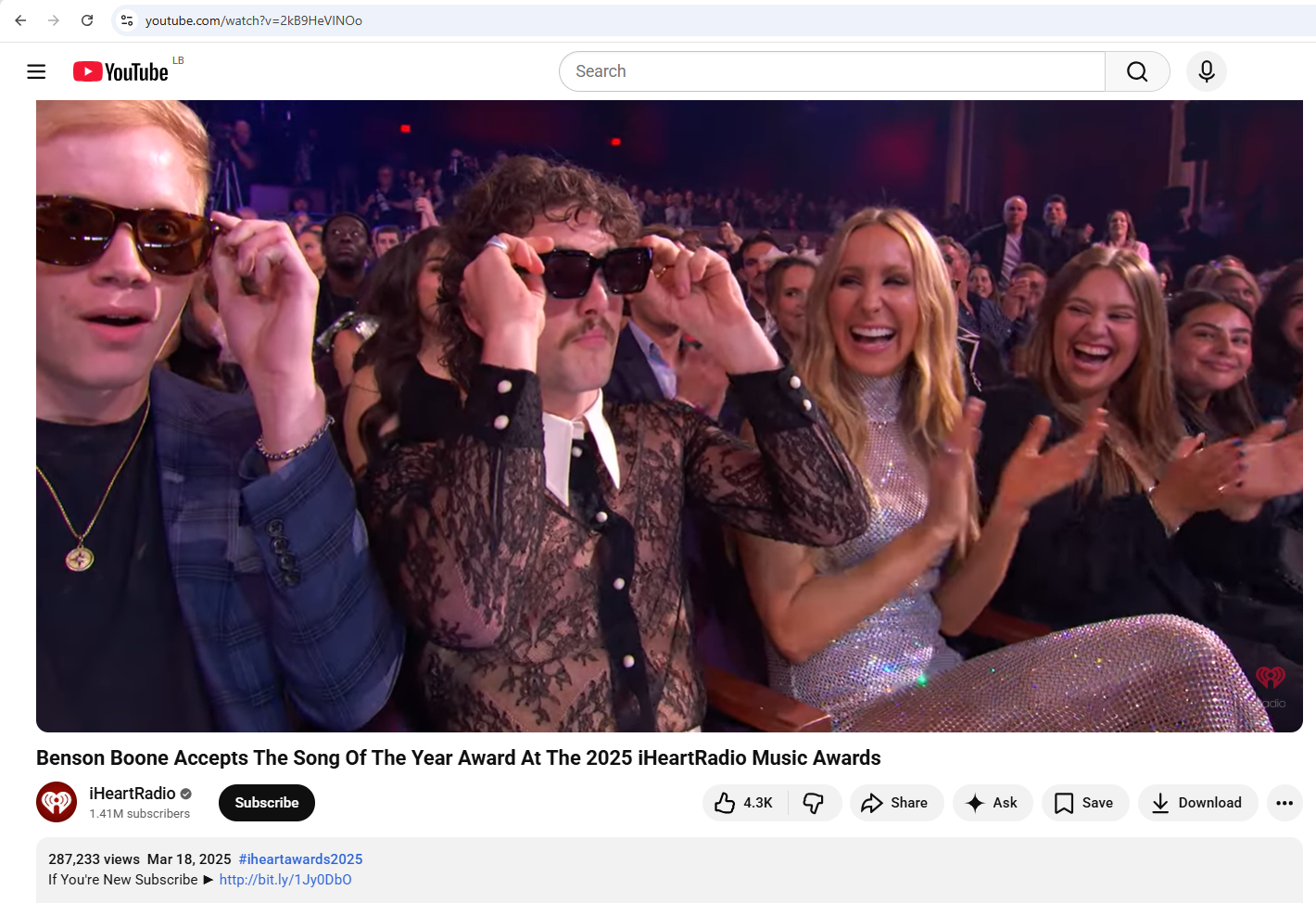 لقطة من الفيديو المنشور في حساب iHeartRadio@ في يوتيوب، في 18 آذار 2025