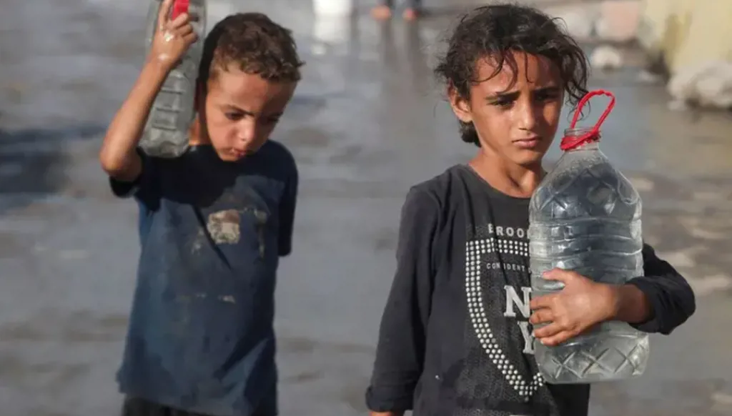 أطفال غزة بين القوارض والحرّ… معاناة لا تنتهي في خيام النزوح