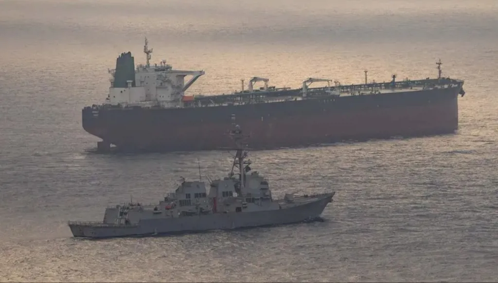 بالصورة- مدمّرة أميركية في وجه سفينة إيرانية