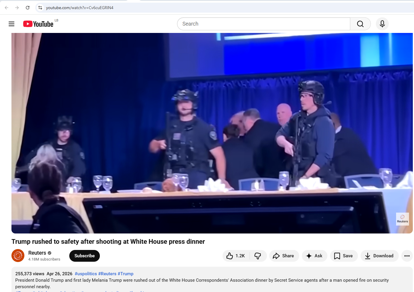 لقطة من فيديو نشرته وكالة رويترز في يوتيوب في 26 نيسان 2026، وتظهر لحظة اخراج ترامب من القاعة