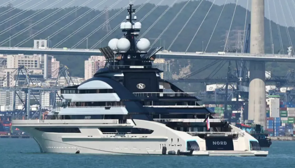 يخت "نورد" الروسي يخترق قيود مضيق هرمز… لمن يعود وما سرّ عبوره؟