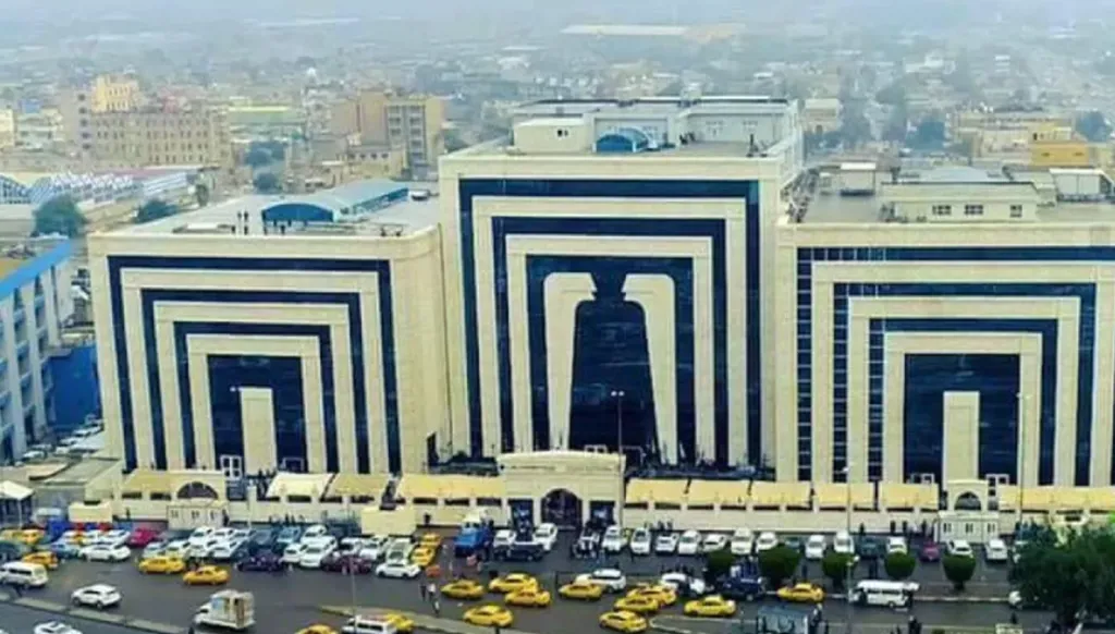 بالفيديو- رتل مسلح يهدد رئيس جامعة في العراق بسبب رسوب طالب