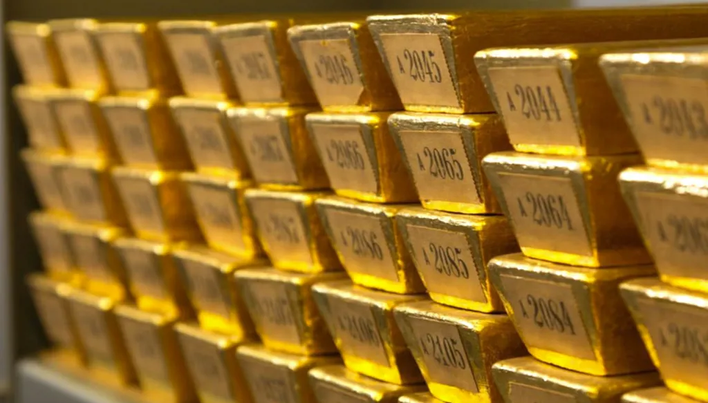 الذهب يقترب من أدنى مستوى في سبعة أشهر مع صعود الدولار