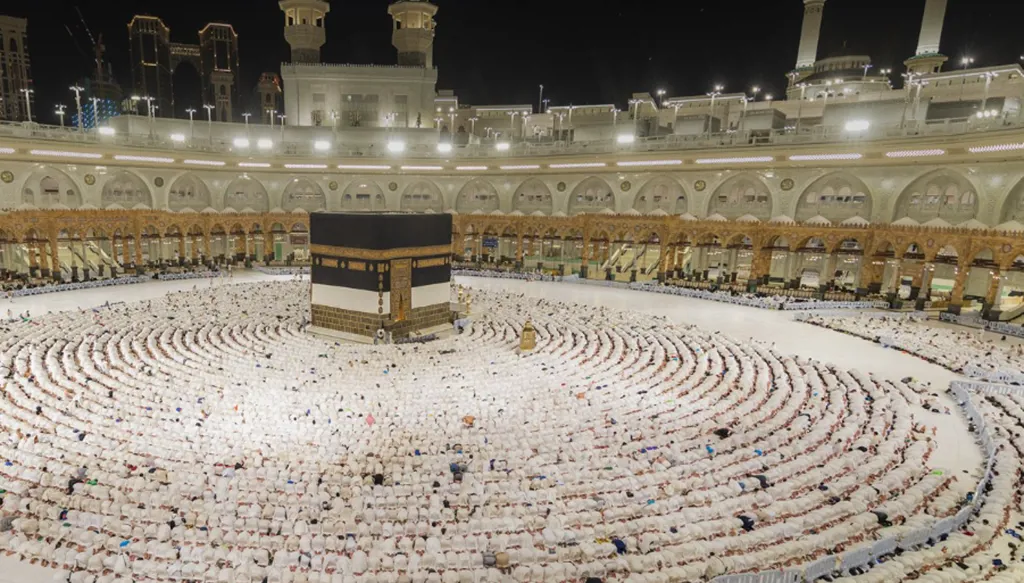 بالصور... الحجاج في السعودية يؤدون طواف الإفاضة في المسجد الحرام