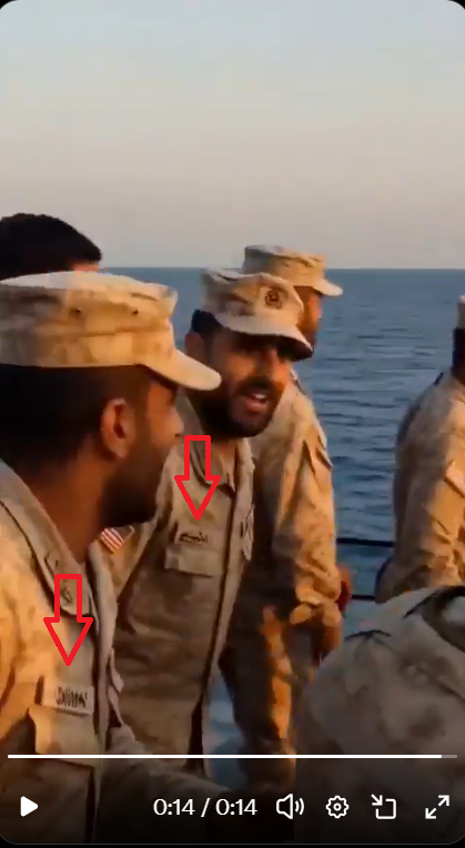 عبارات غير مفهومة على سترات الجنود