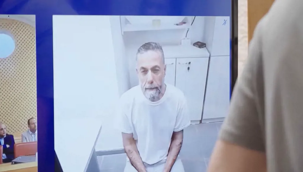 مكبّل اليدين ومنهك... أول ظهور لحسام أبو صفية بعد أشهر من الاعتقال (فيديو)