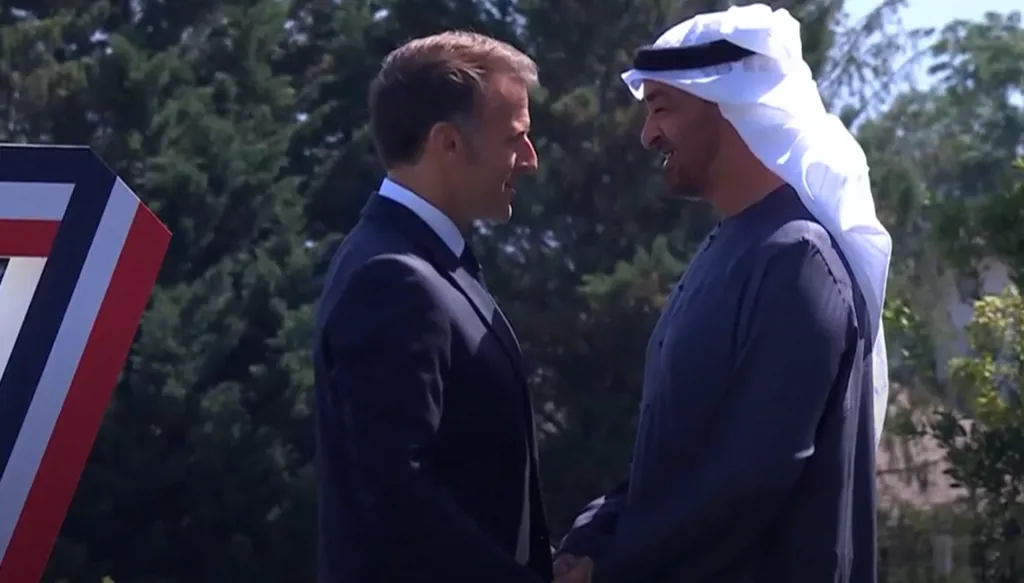 على هامش قمة مجموعة السبع… الرئيس الإماراتي والرئيس الفرنسي يبحثان العلاقات الثنائية والتطورات الإقليمية