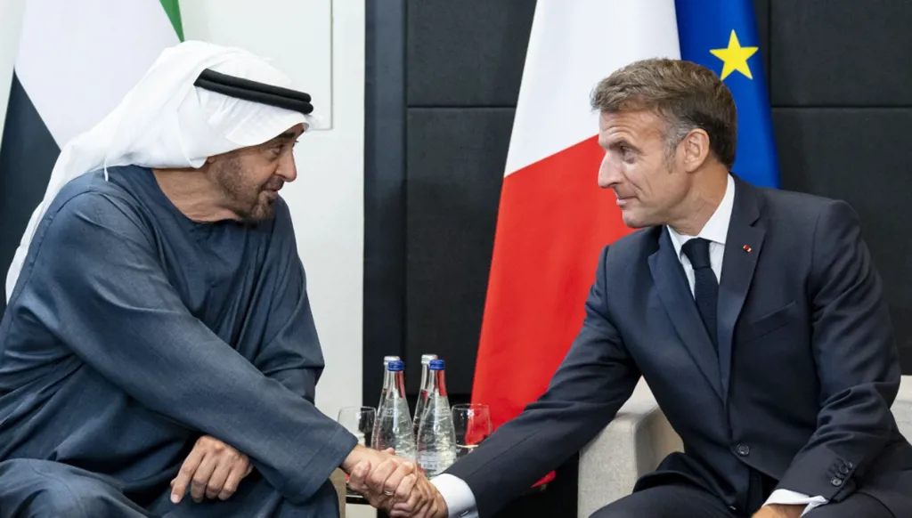  رئيس دولة الإمارات الشيخ محمد بن زايد آل نهيان يلتقي بالرئيس الفرنسي إيمانويل ماكرون على هامش القمة (وام).