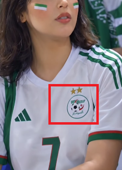 عبارات غير مفهومة على قميص الفتاة