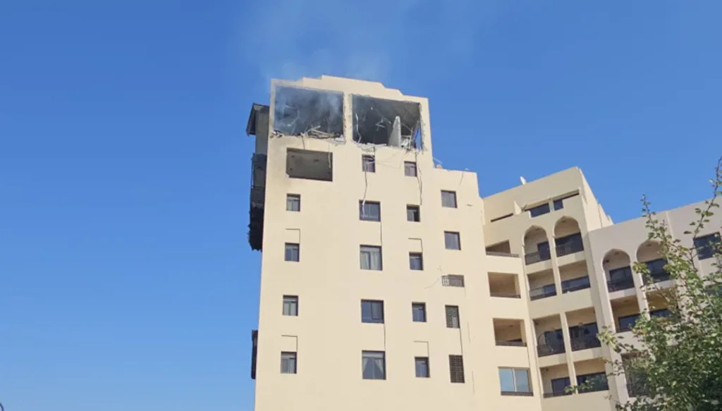 تضرر مبنى سكني في محافظة المحرق (الداخلية البحرينية).