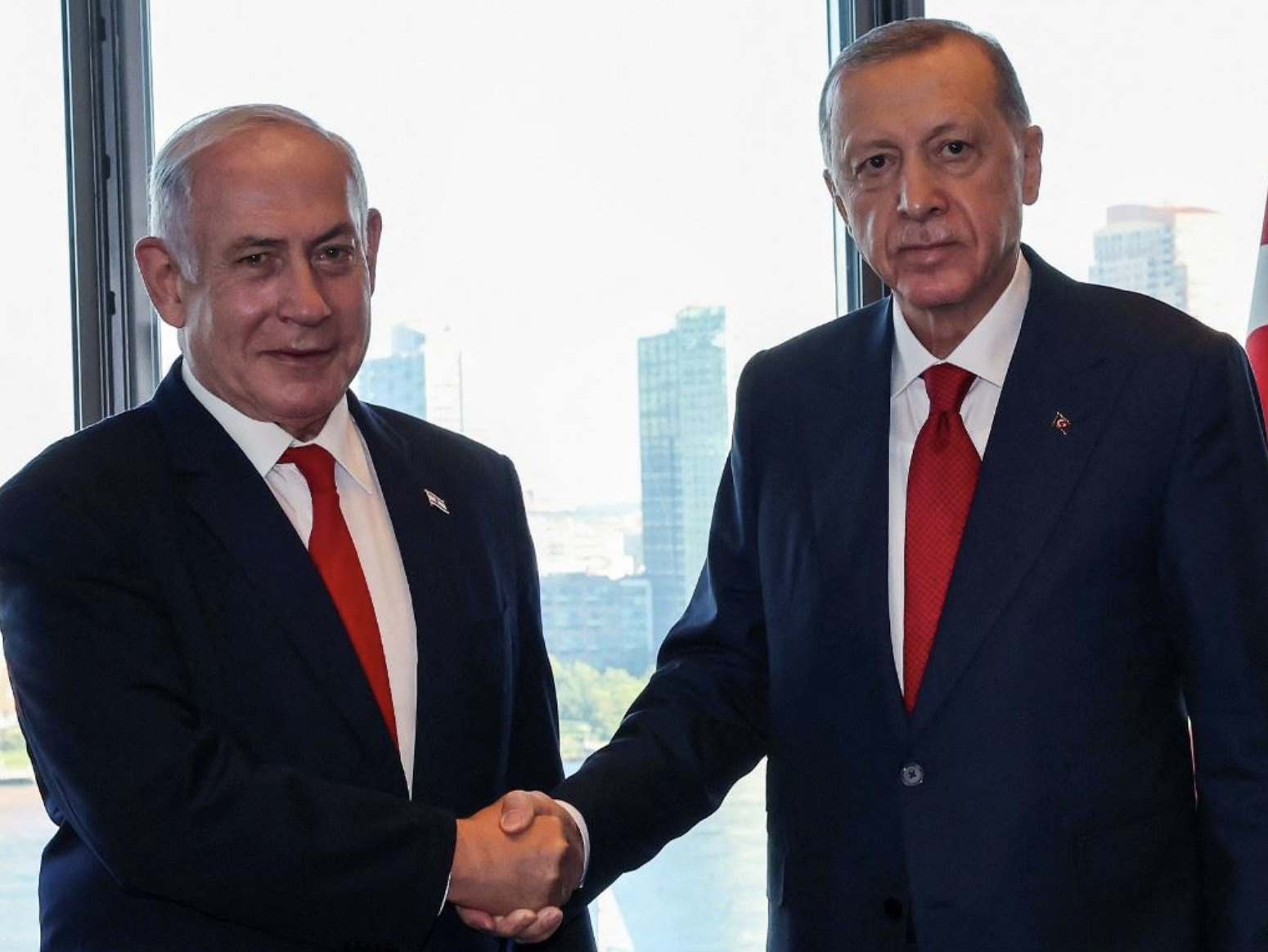 إردوغان مصافحا نتنياهو خلال اجتماعهما في نيويورك (19 ايلول 2023ـ أ ف ب).