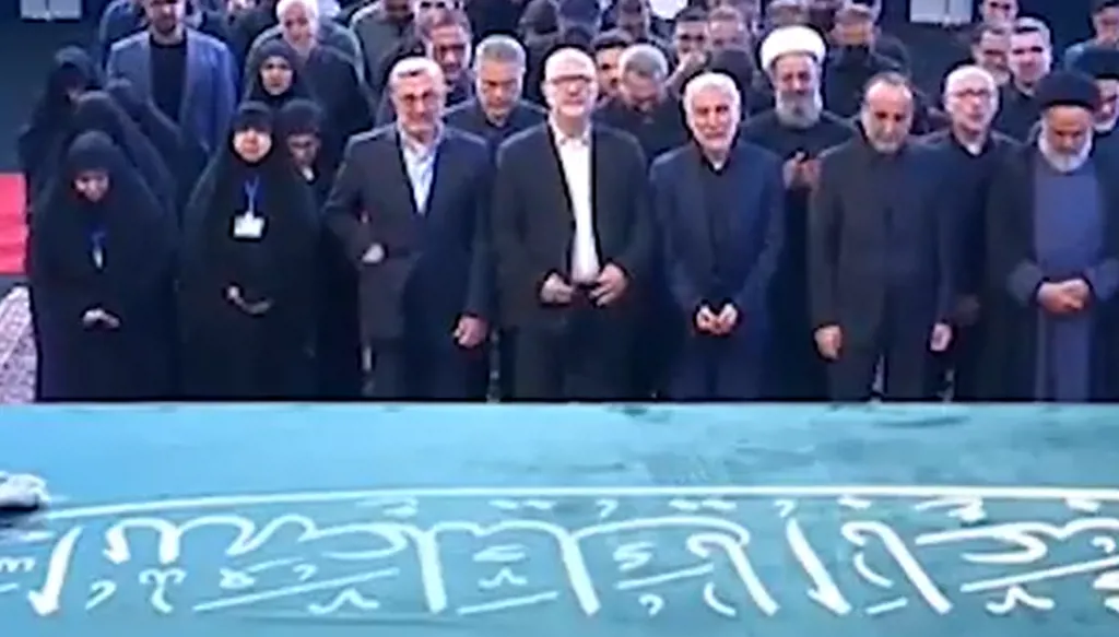بالفيديو - مسؤولون من "حزب الله" يبكون خلال مراسم وداع خامنئي