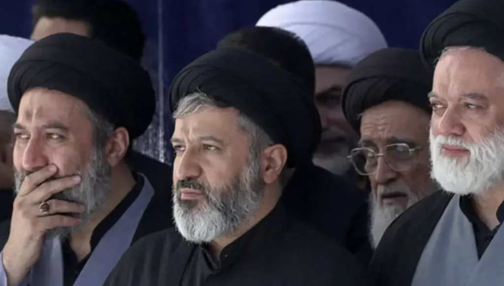 ماذا نعرف عن أبناء علي خامنئي الذين ظهروا بجنازته؟