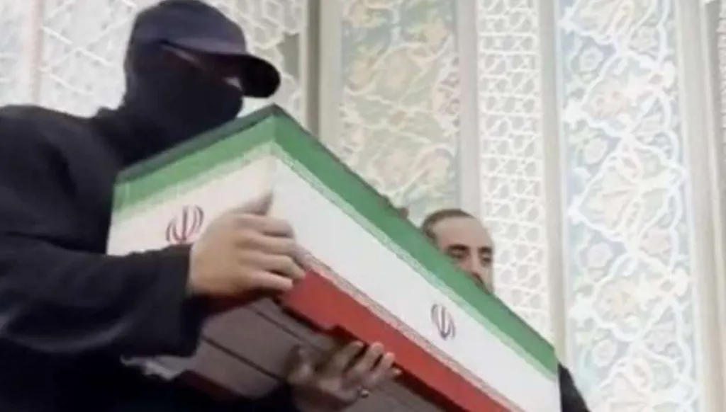 "الرجل المقنّع"... هل ظهر مجتبى خامنئي في جنازة والده؟