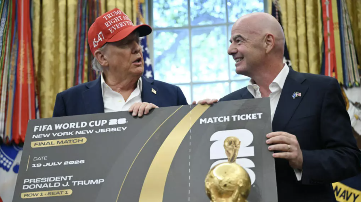 الرئيس الاميركي دونالد ترامب يستلم تذكرة آخر مباراة لمونديال 2026 (أ ف ب)