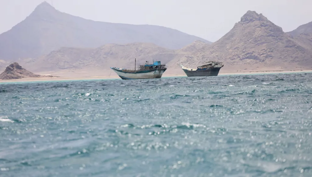 التصعيد يلوح في البحر الأحمر... هل تدير واشنطن حرباً على جبهتين؟