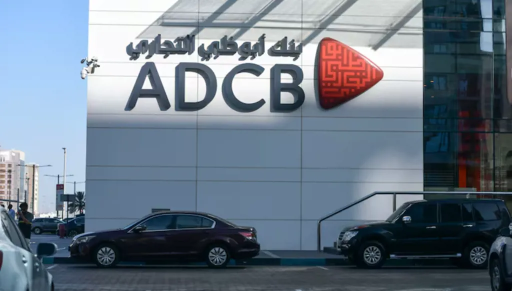 بنك أبوظبي التجاري يعزز أرباحه وجودة أصوله في النصف الأول من 2026