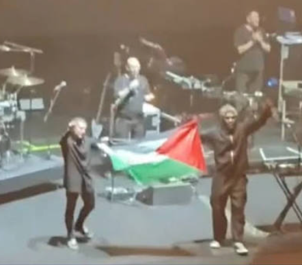 لحظة رفع العلم الفلسطيني