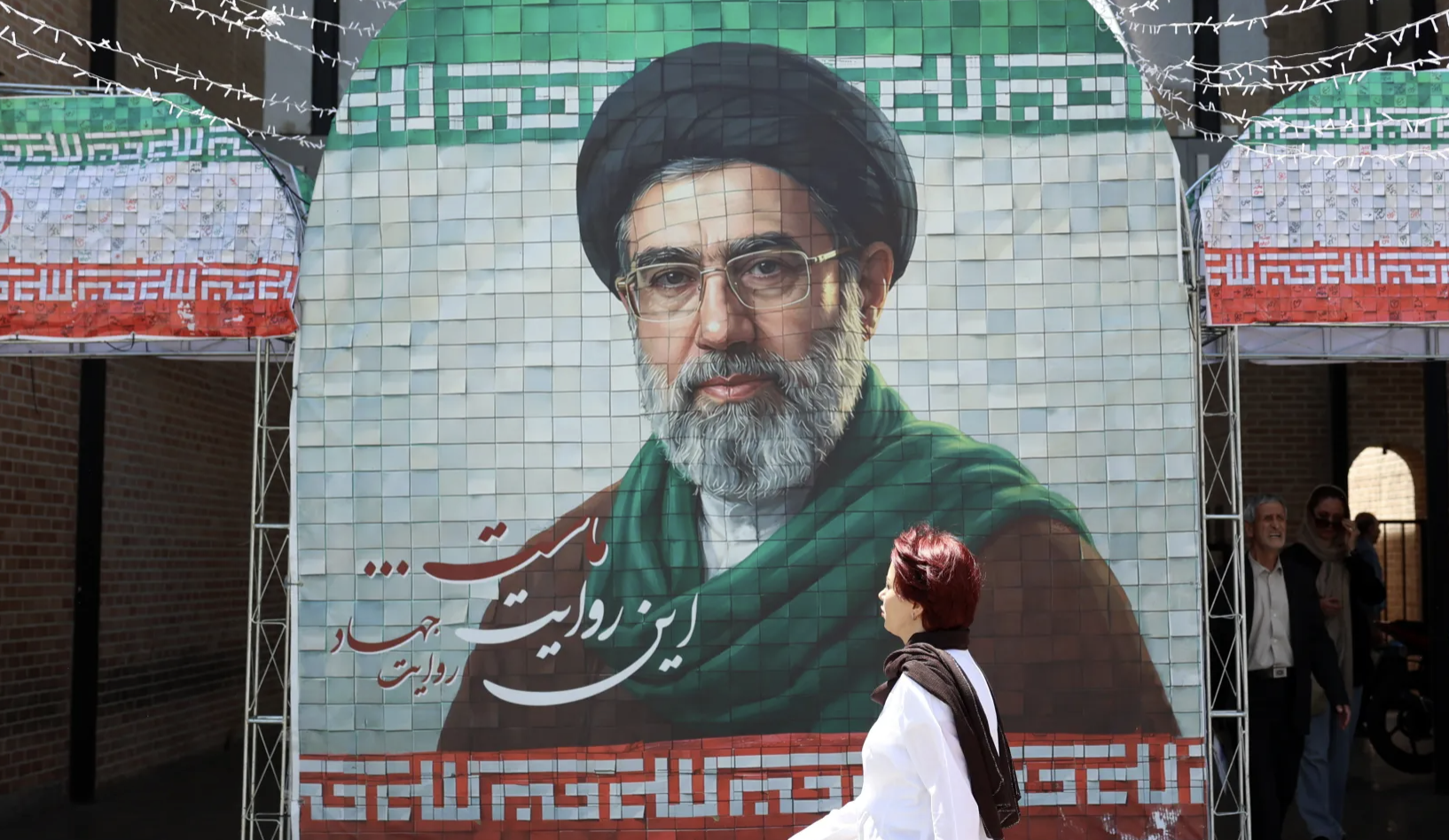 ملصق للمرشد الايراني مجتبى خامنئي في طهران، (وكالات).