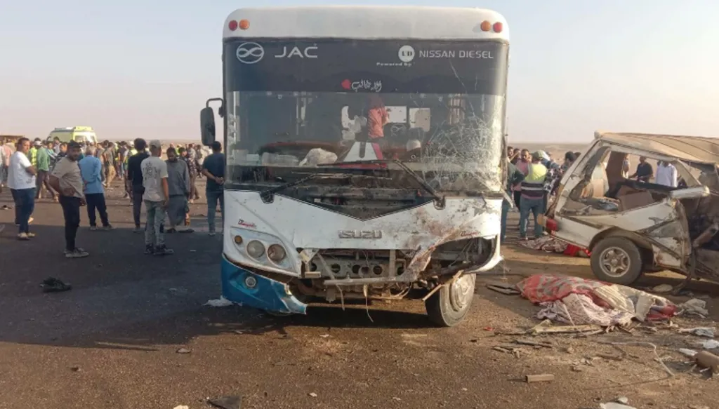 9 قتلى و8 مصابين بحادث تصادم حافلتين في مصر